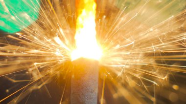 yanan havai fişek maytap