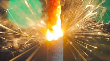 yanan havai fişek maytap