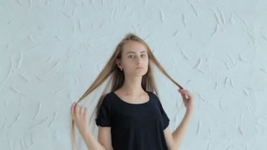 Uzun saçlı güzel, genç ve seksi genç kız