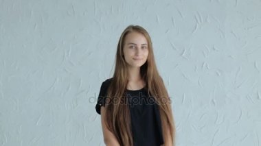 Uzun saçlı güzel, genç ve seksi genç kız