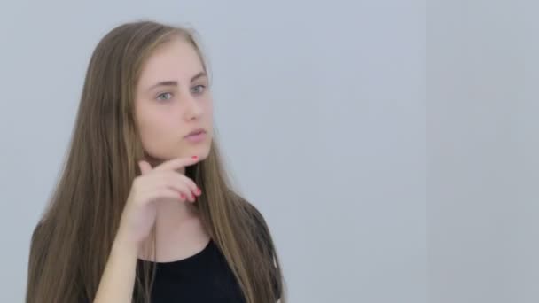 Bella, giovane e sensuale ragazza adolescente con i capelli lunghi — Video Stock