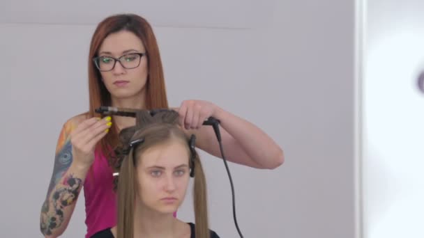 Dois tiros. Cabeleireiro profissional fazendo penteado para menina muito adolescente — Vídeo de Stock