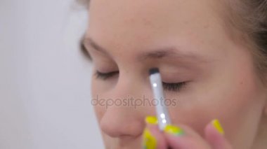 3 çekim. Profesyonel makyaj sanatçı çizim kaşları