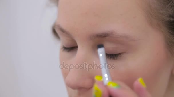 Três tiros. Profissional maquiagem artista desenho sobrancelhas — Vídeo de Stock