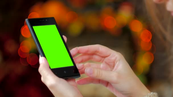 Mujer mirando el teléfono inteligente con pantalla verde — Vídeo de stock