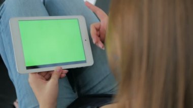 Yeşil ekranlı tablet bilgisayar kullanan kadın
