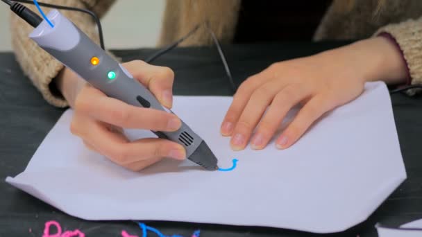 Женщина с помощью ручки 3D печати — стоковое видео