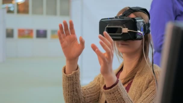 Mujer joven usando gafas de realidad virtual — Vídeos de Stock