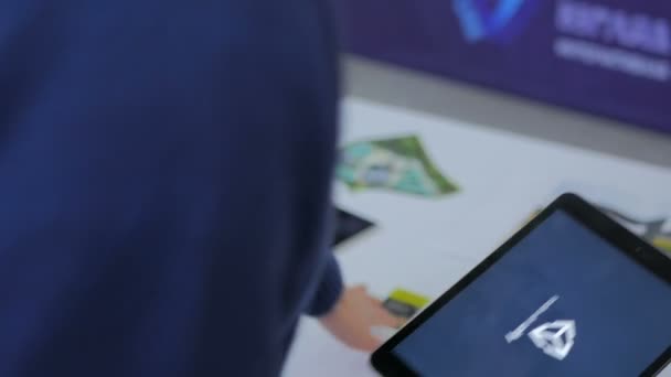 Tablet aplicativo realidade aumentada — Vídeo de Stock