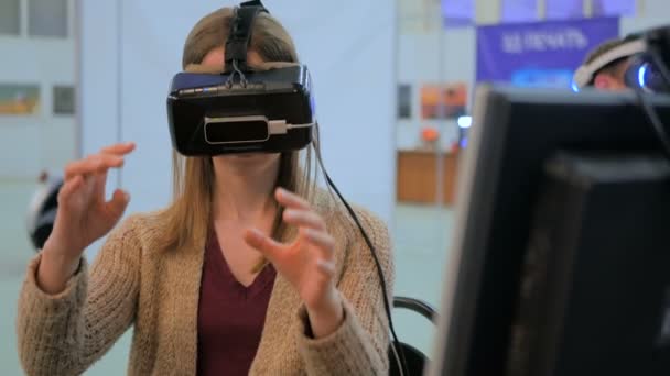 Jovem mulher usando óculos de realidade virtual — Vídeo de Stock