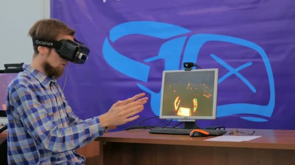 Νεαρός άνδρας χρησιμοποιώντας γυαλιά εικονικής πραγματικότητας. VR — Αρχείο Βίντεο