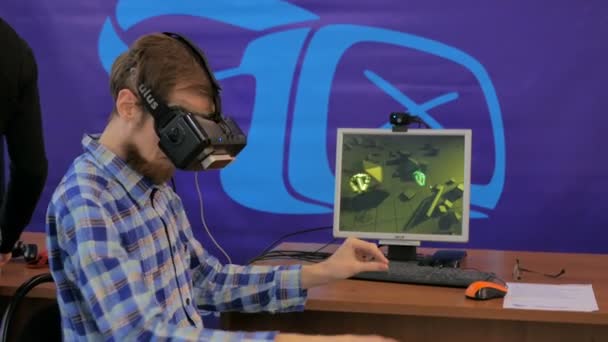 Jonge man met behulp van virtual reality bril. Vr — Stockvideo