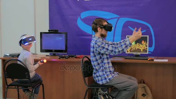 Joven usando gafas de realidad virtual. RV — Vídeo de stock