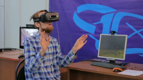 Giovanotto che usa occhiali di realtà virtuale. VR — Video Stock