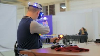 Sanal gerçeklik gözlük kullanan genç adam. VR