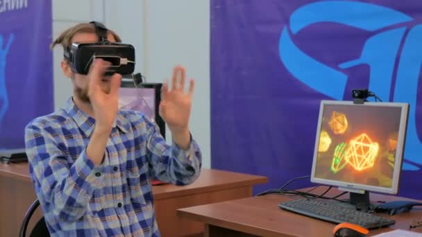 Ung man med hjälp av virtual reality-glasögon. VR — Stockvideo