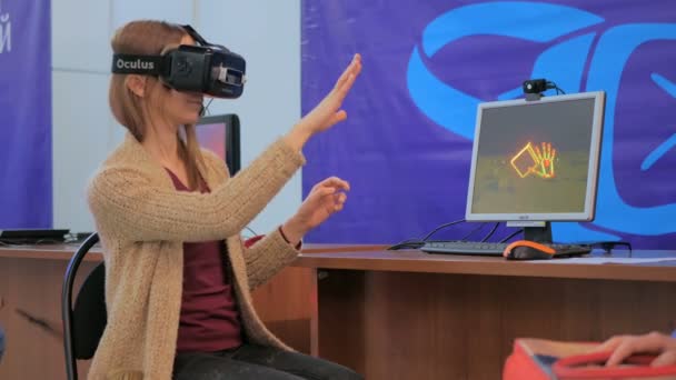 Jeune femme utilisant des lunettes de réalité virtuelle — Video