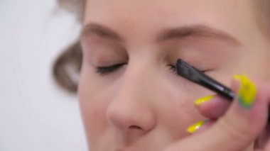 3 çekim. Profesyonel makyöz modeli göz temel krem göz farı astar uygulamak