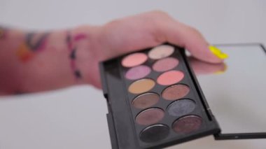 Atış kapatın. Makyöz makyaj kaptırdın paletindeki göz gölgeler alarak