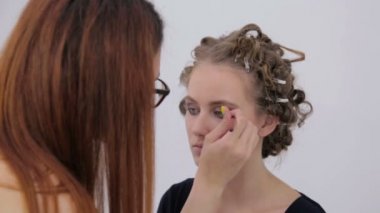 Profesyonel makyöz göz farı kullanıyor.