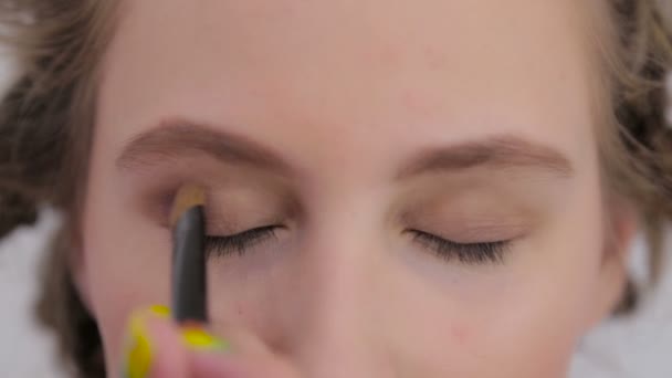 Professionele make-up kunstenaar met oogschaduw — Stockvideo