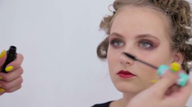 Maskara modeli kirpik üzerinde uygulama profesyonel makyaj sanatçısı