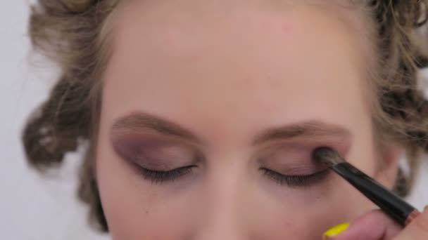 4 schoten. Professionele make-up artiest toepassing van oogschaduw — Stockvideo