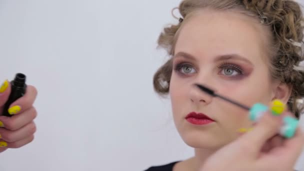 Professionele make-up artiest toepassing van mascara op wimpers van model — Stockvideo