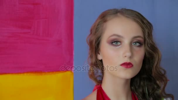 Ritratto di ragazza misteriosa con trucco creativo ed elegante acconciatura — Video Stock