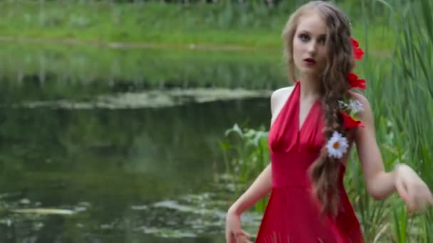 Portret van mysterieuze meisje met creatieve make-up en elegante kapsel — Stockvideo