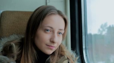 Rahatlatıcı ve tren pencereden dışarı bakıyor dalgın kadın