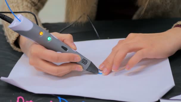 Mujer usando pluma de impresión 3D — Vídeos de Stock