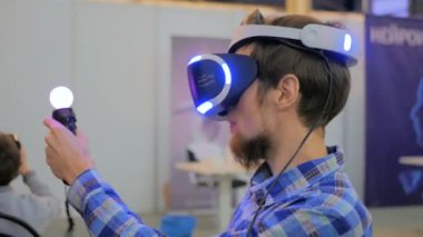 Sanal gerçeklik gözlük kullanan genç adam. VR