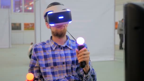 Молодой человек, используя очки виртуальной реальности. VR — стоковое видео