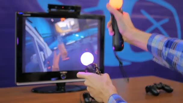 Virtuális valóság szemüveg segítségével fiatalember. VR — Stock videók