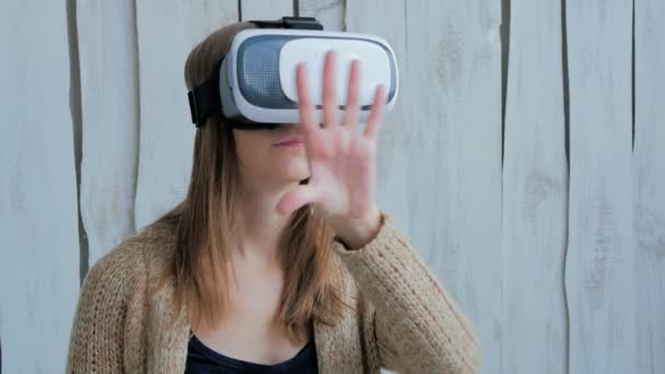Mujer joven usando gafas de realidad virtual — Vídeo de stock