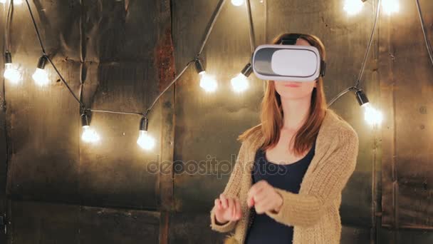 Nuori nainen käyttää virtuaalitodellisuus lasit — kuvapankkivideo
