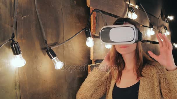 Junge Frau mit Virtual-Reality-Brille — Stockvideo