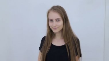 Uzun saçlı güzel, genç ve seksi genç kız