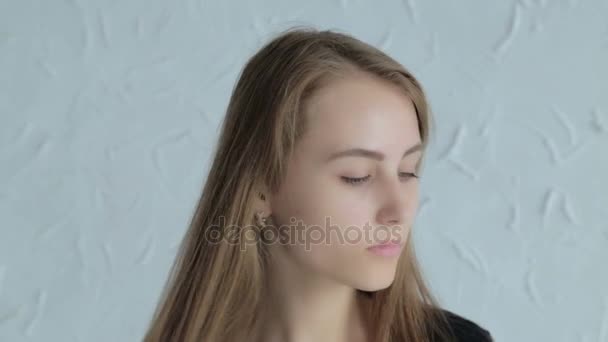Красива, молода і чуттєва дівчина-підліток з довгим волоссям — стокове відео