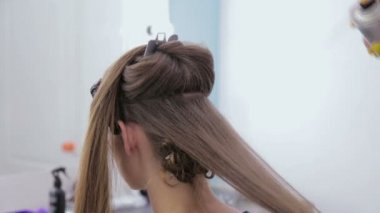 Profesyonel kuaför saç modeli için genç kadın - bukleler yapma güzel yapıyor
