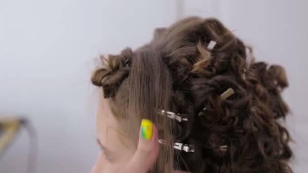 Professional hairdresser doing hairstyle for pretty teen girl — Stock Video