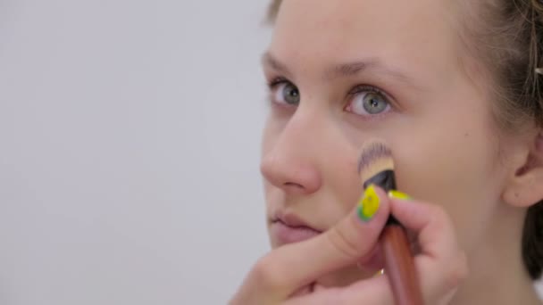 모델 아이 크림 베이스 아이섀도우 뇌관을 적용 하는 프로 메이크업 아티스트 — 비디오