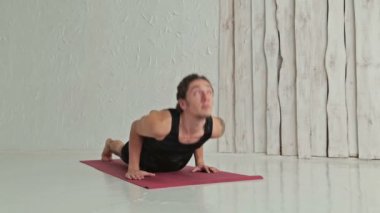 Sportif delikanlı fitness salonunda Ashtanga yoga uygulamak