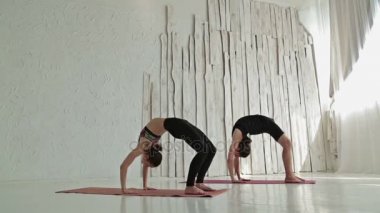 Sportif erkek ve kadın ashtanga yoga yaparken