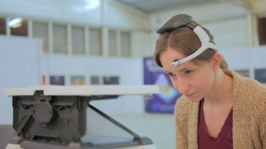 Zihin kontrol oyunu oynayan kadın