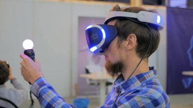Sanal gerçeklik gözlük kullanan genç adam. VR