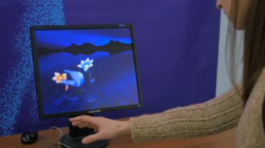 Hareket yakalayan video oyunu oynayan kadın