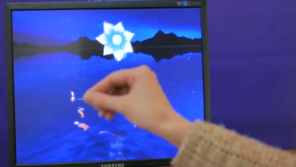 Frau spielt Motion-Capture-Videospiel — Stockvideo