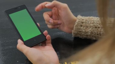 Yeşil ekranlı Akıllı Telefon Kullanan Kadın